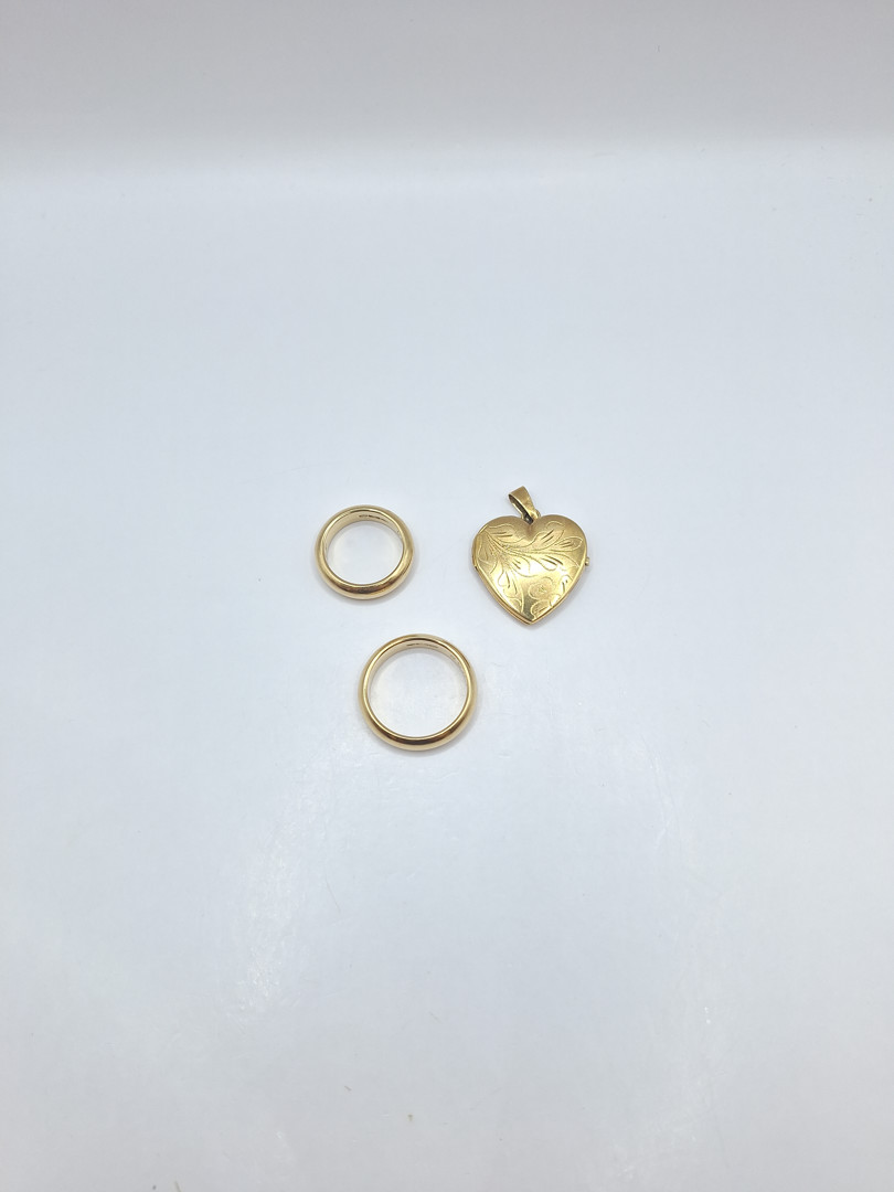 Due anelli e ciondolo oro