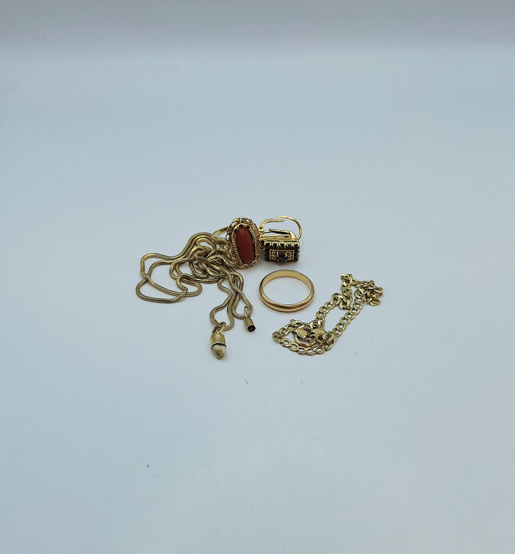 Vari oggetti oro pietre 