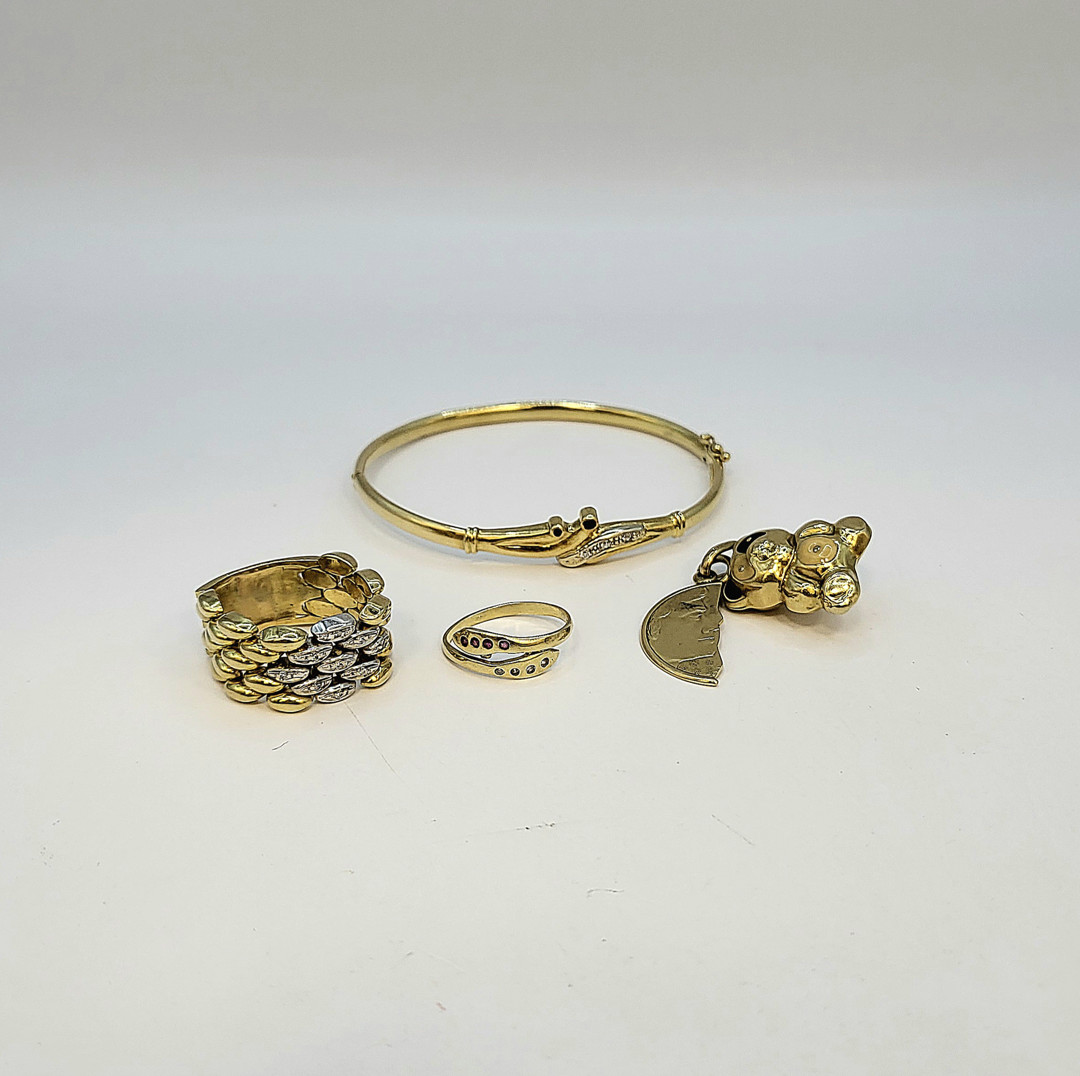 Bracciale ciondolo e due anelli in oro pietre diamanti