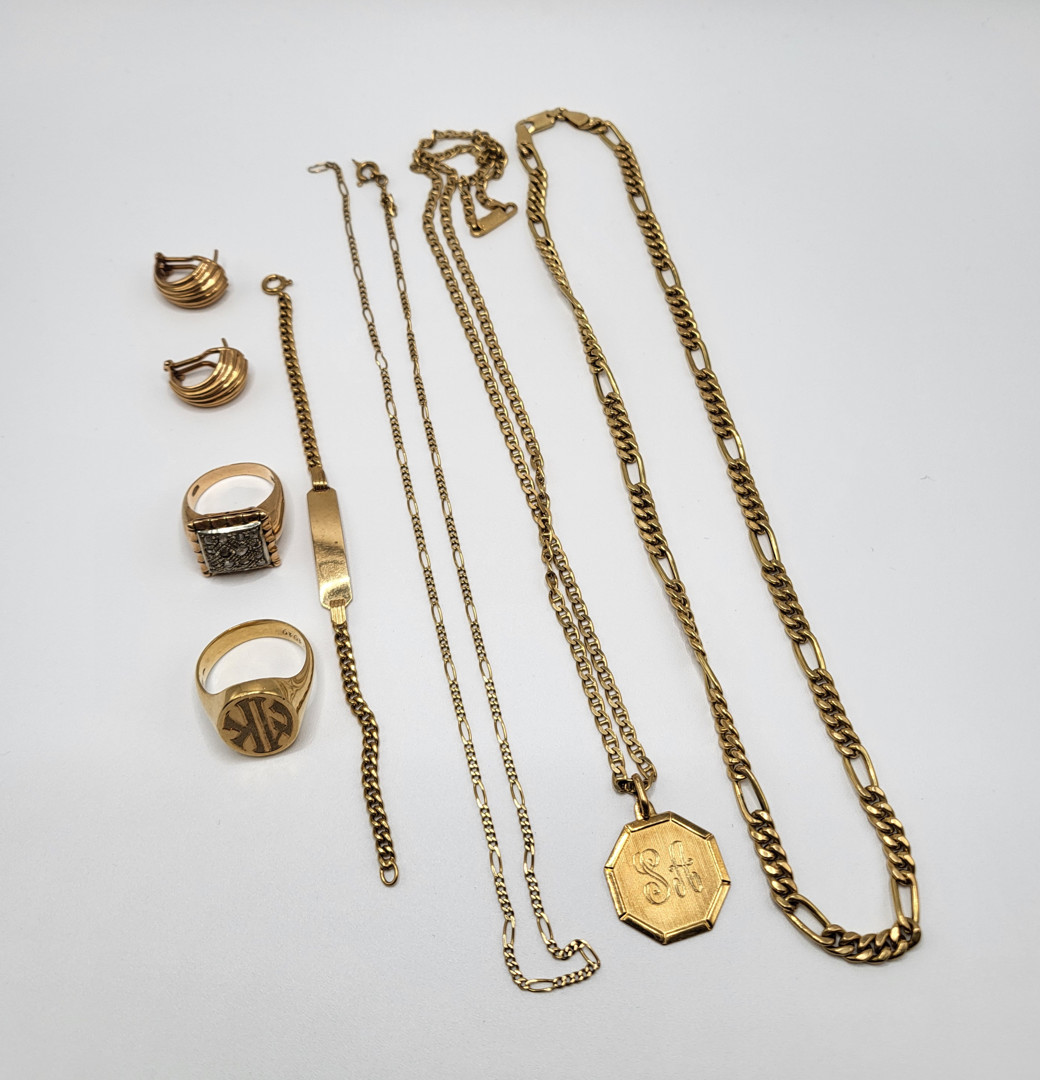 Vari oggetti in oro diamanti