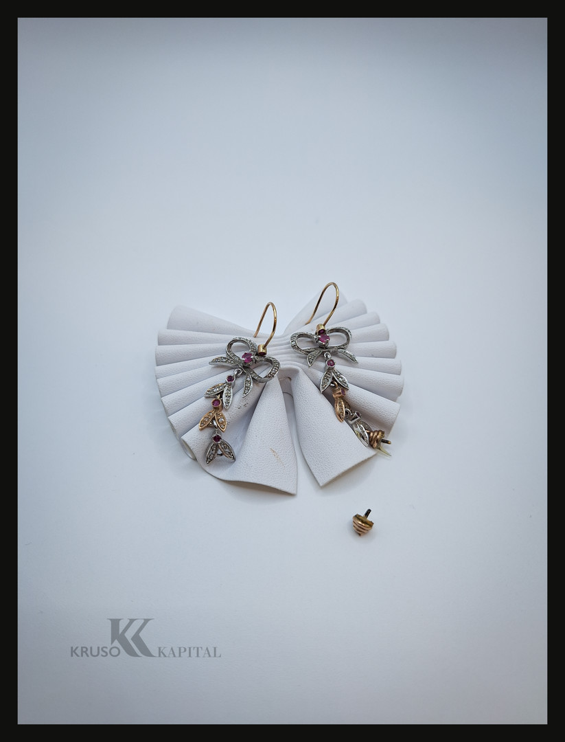 Un paio orecchini oro argento pietre diamanti 