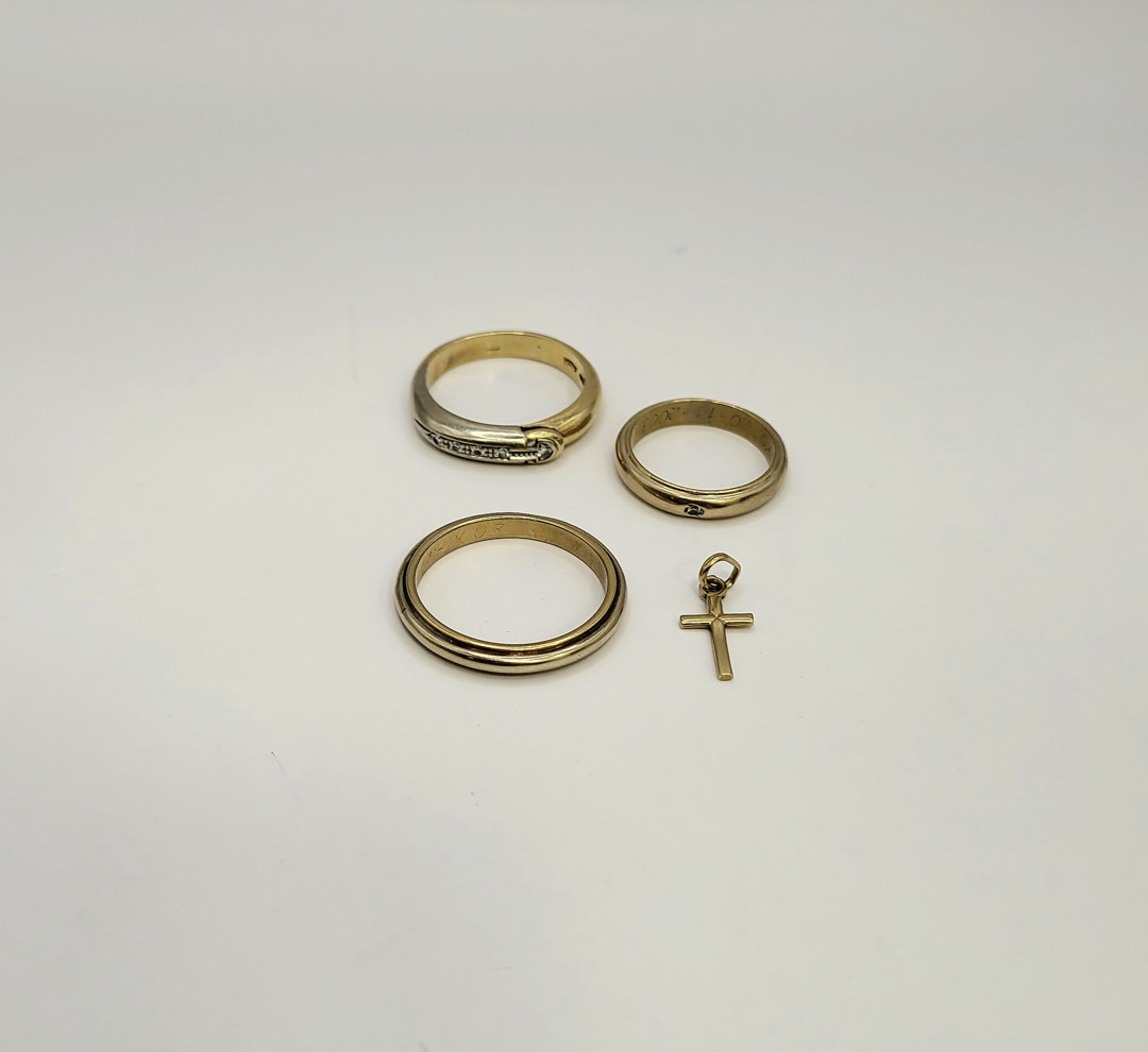 Ciondolo e tre anelli oro diamantini 