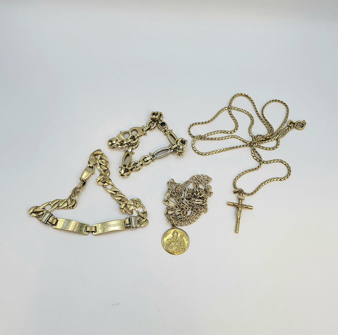 Due bracciali due collane e due ciondoli oro