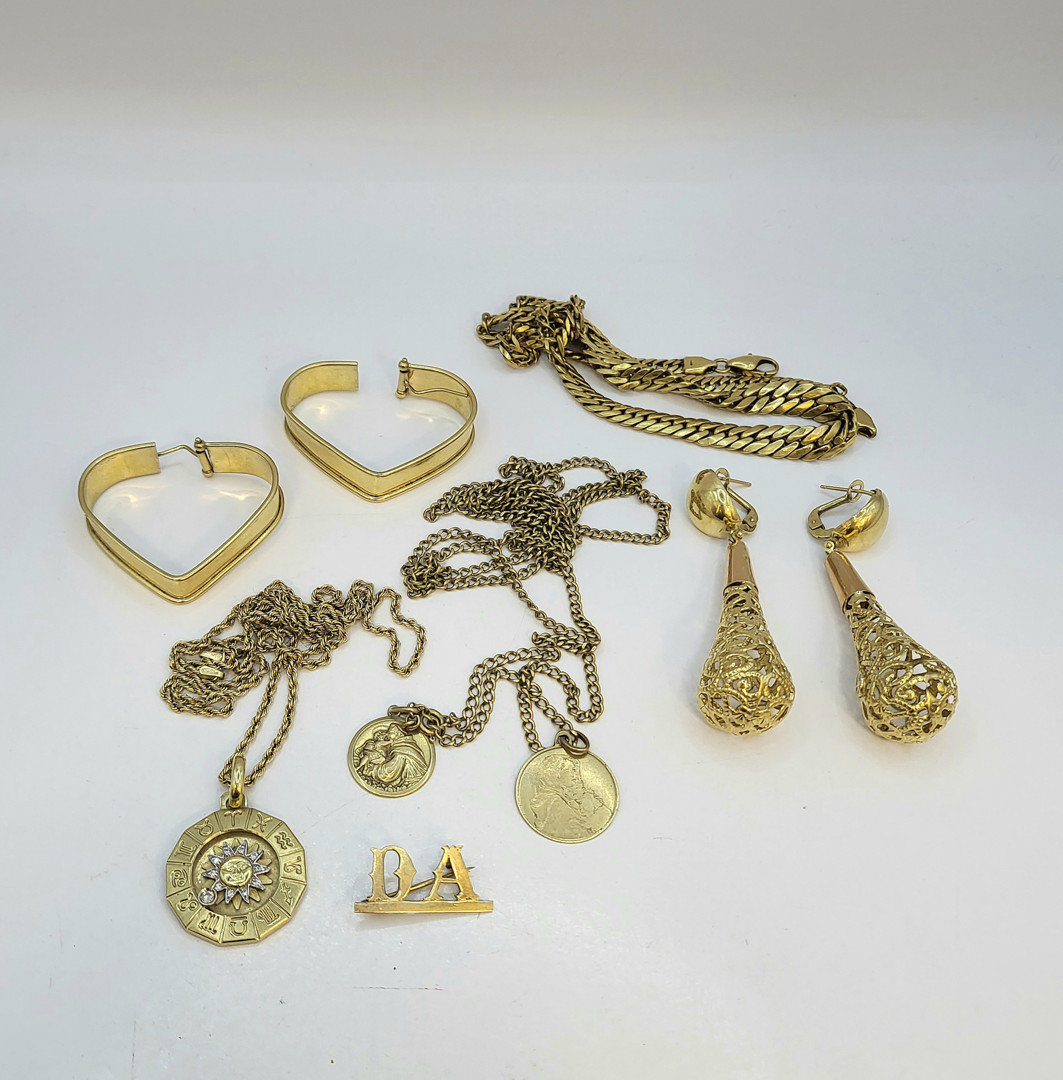 Vari oggetti oro diamanti