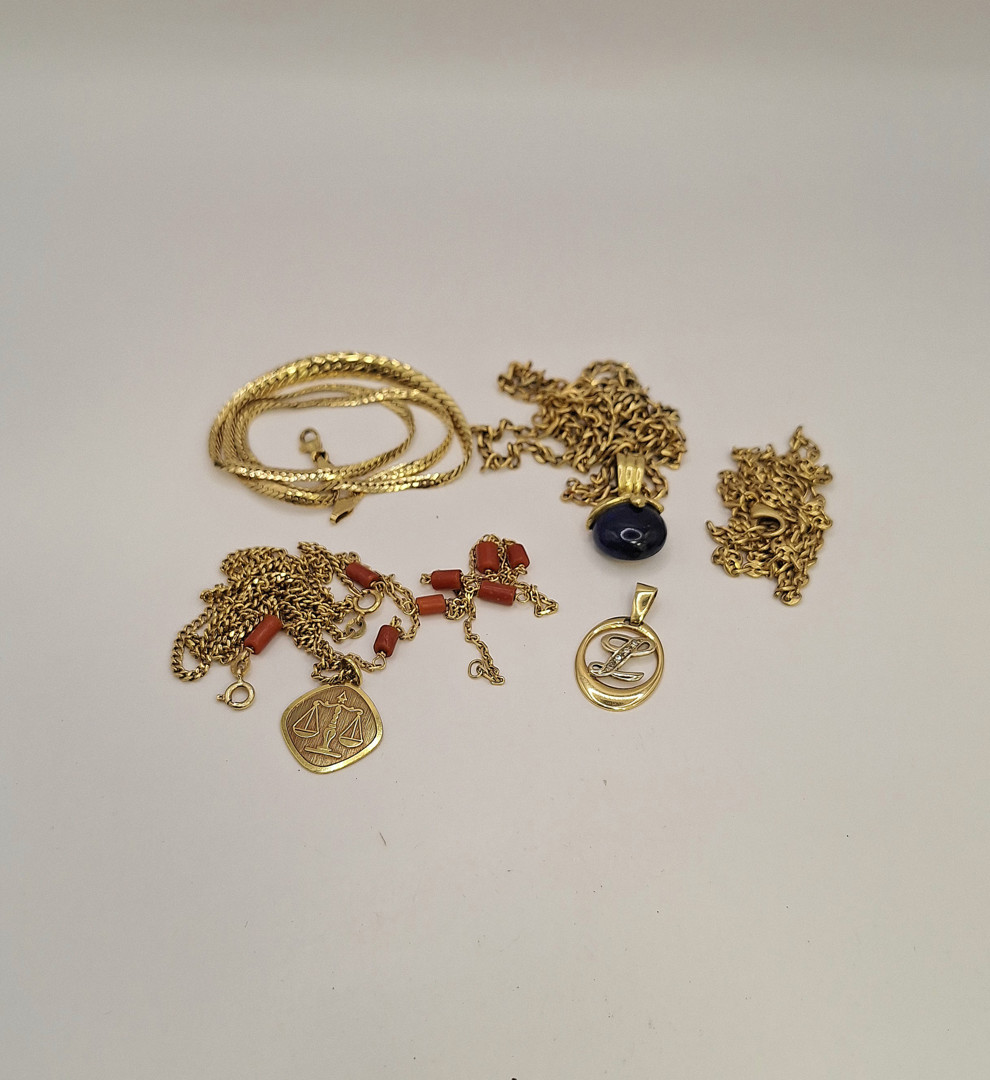 Vari oggetti in oro pietre 