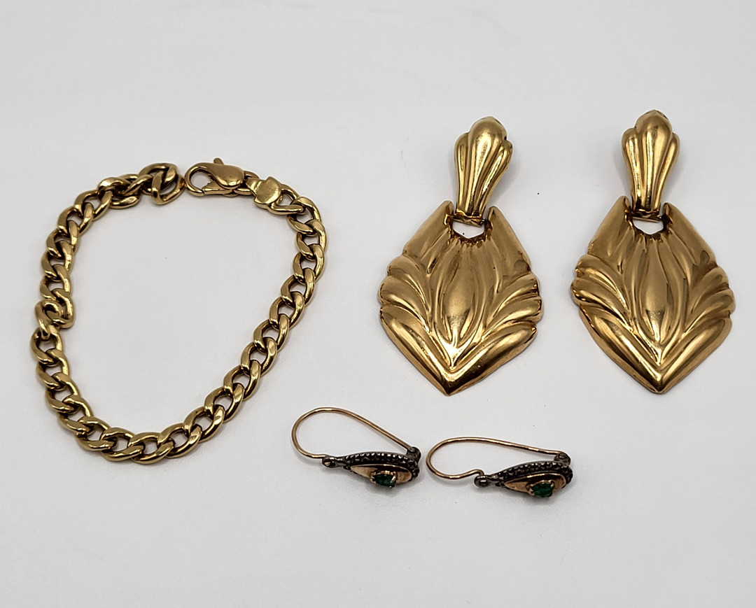 Due paia di orecchini e bracciale in oro argento pietre 
