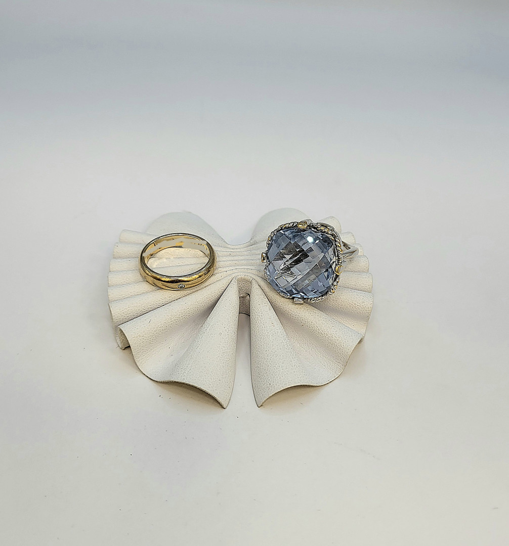 Due anelli oro pietra diamantino