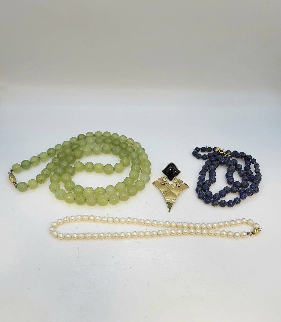 Vari oggetti oro pietre perle 