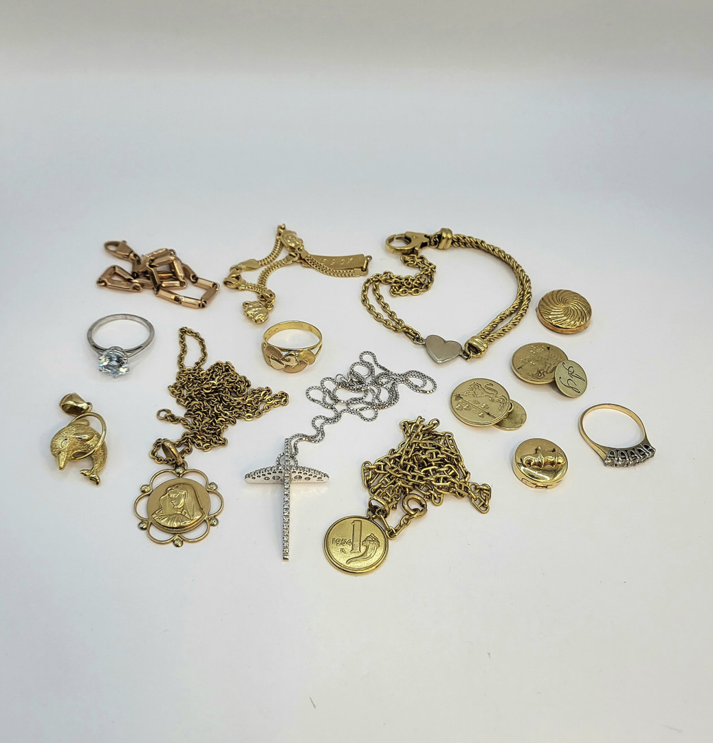 Vari oggetti oro diamanti