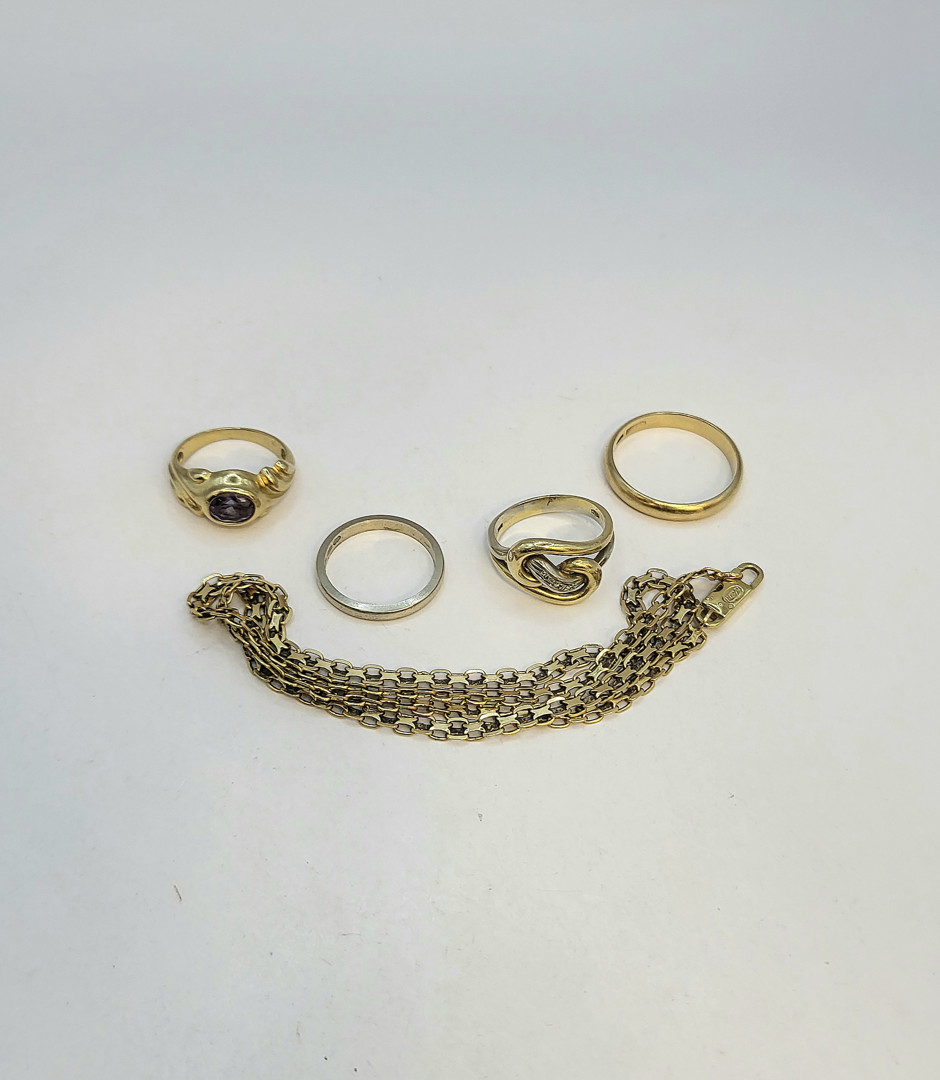 Quattro anelli e collana oro pietre