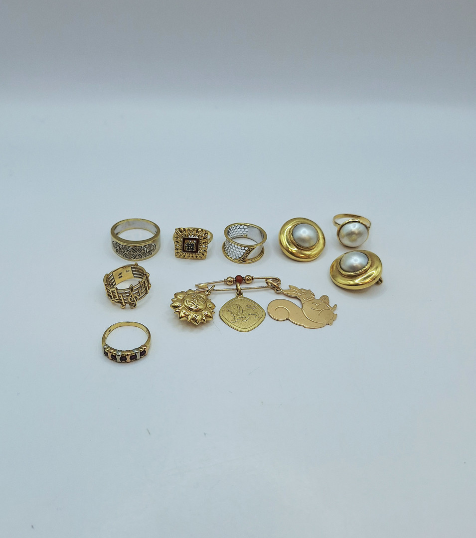 Vari oggetti oro pietre diamantini perle