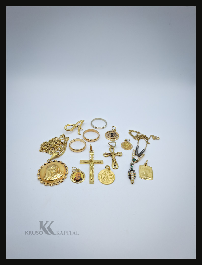 Vari oggetti in oro argento pietre diamanti