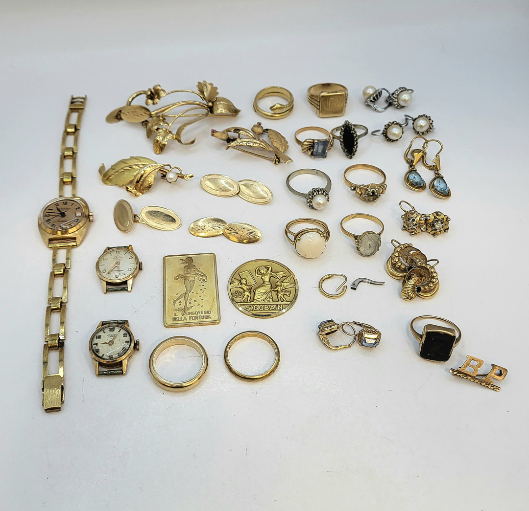 Vari oggetti in oro perle pietre 