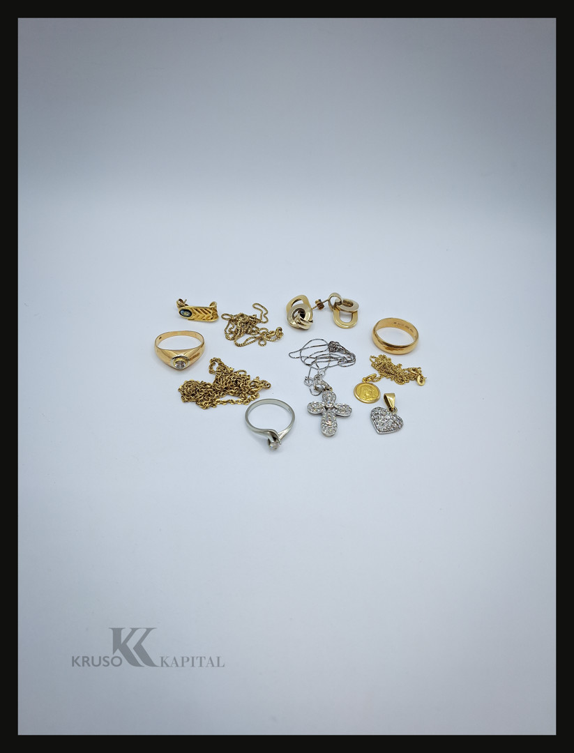 Vari oggetti in oro pietre diamanti