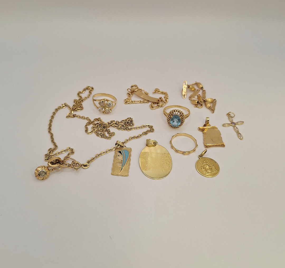 Vari oggetti in oro pietre 