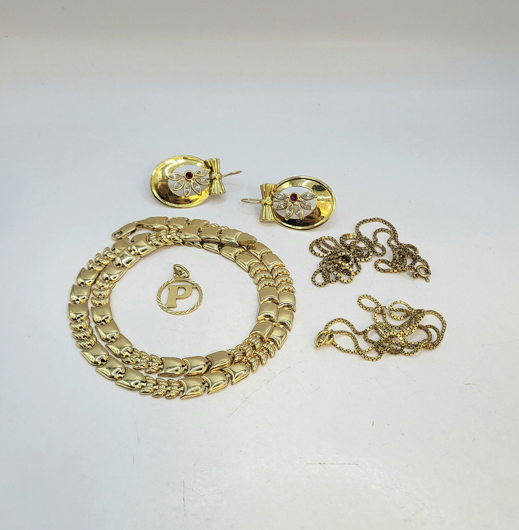 Vari oggetti oro pietre