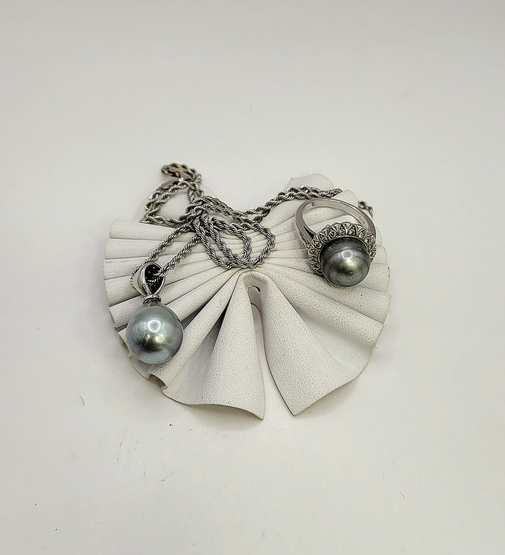 Vari oggetti oro perle diamantini