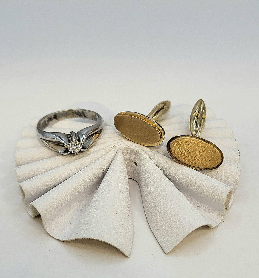 Anello e un paio di gemelli oro diamante