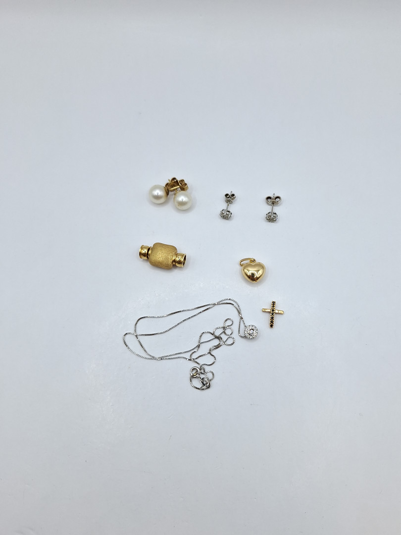 Vari oggetti in oro pietre diamantini perle 