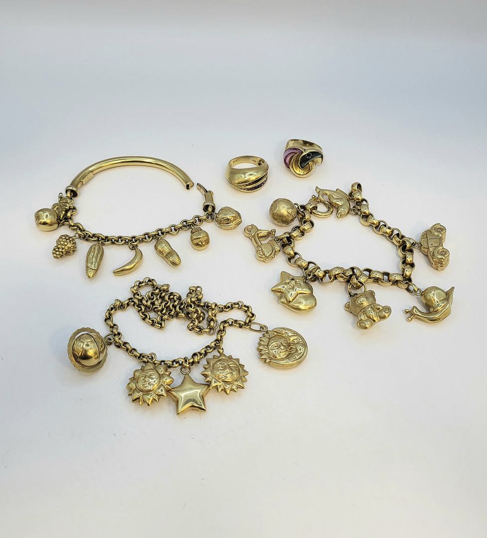 Vari oggetti oro pietre