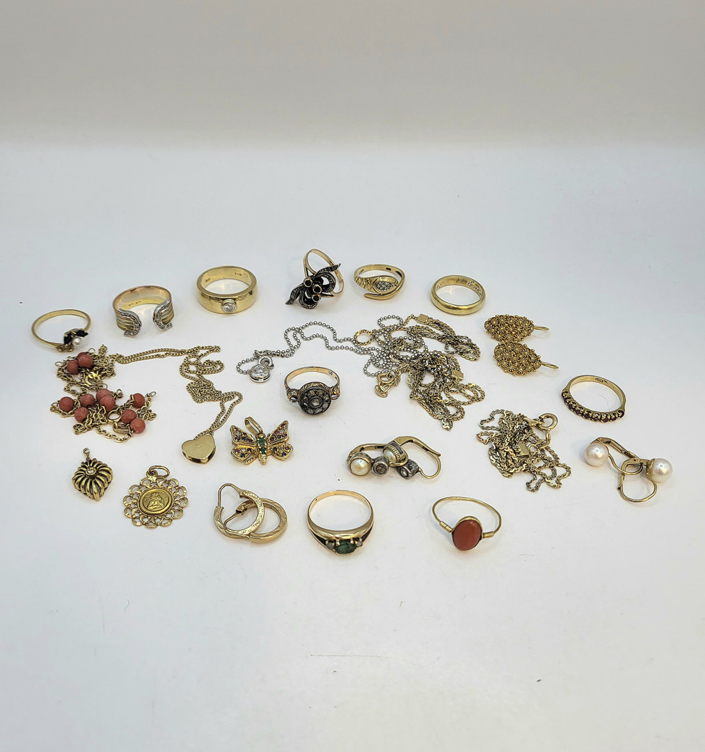 Vari oggetti oro argento diamanti madreperla