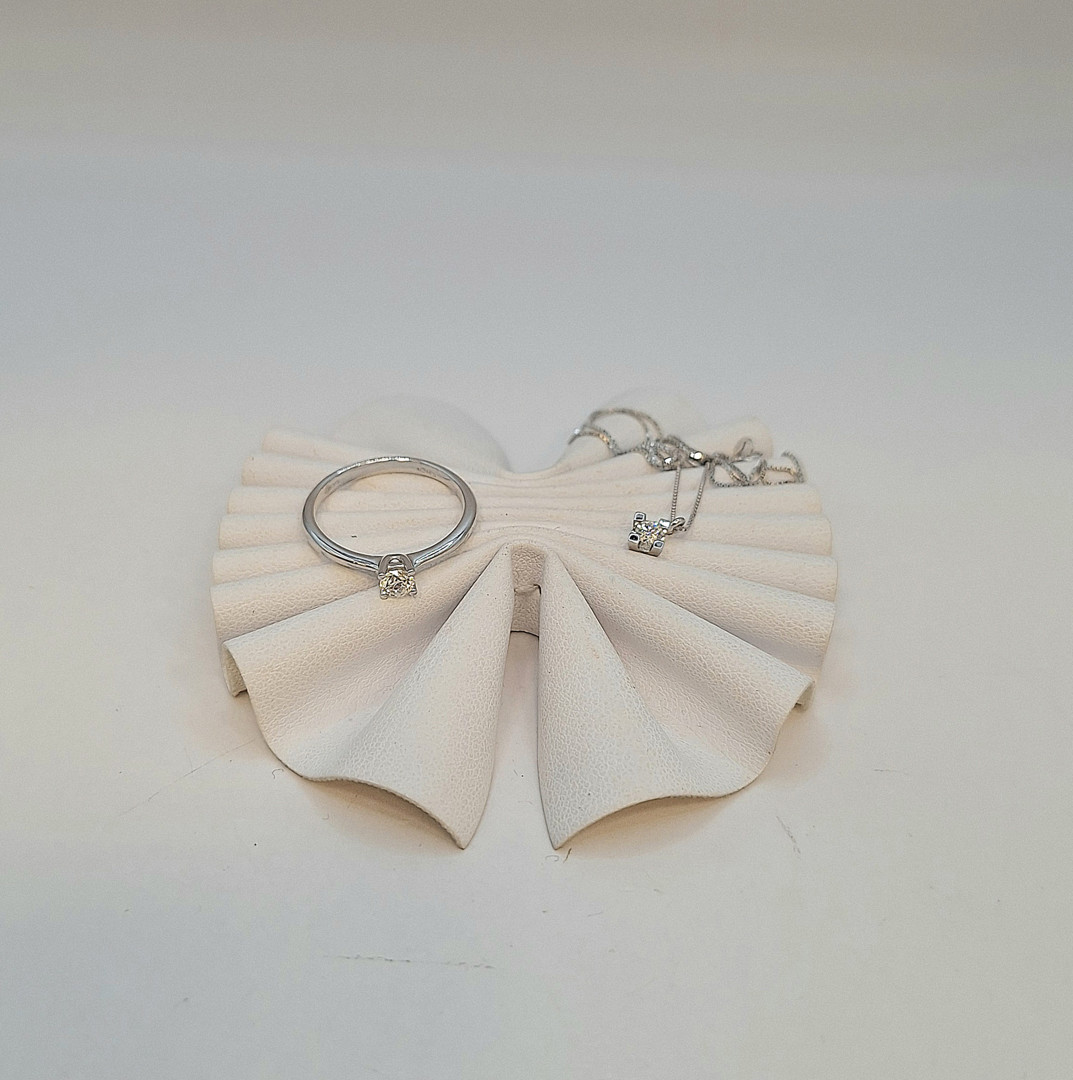 Anello e catenina con ciondolo oro diamanti