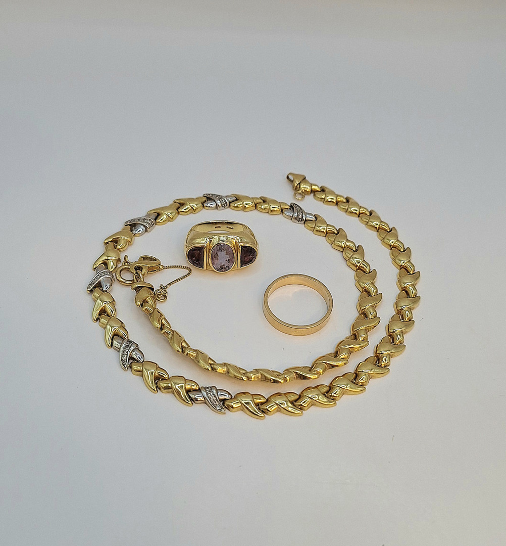 Due anelli e collana oro pietre