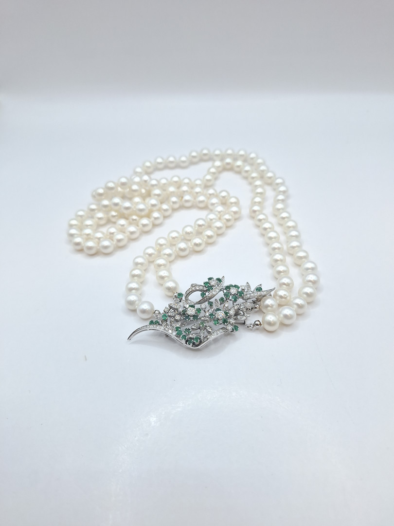 Collana di perle coltivate con chiusura/spilla in oro pietre e diamanti 