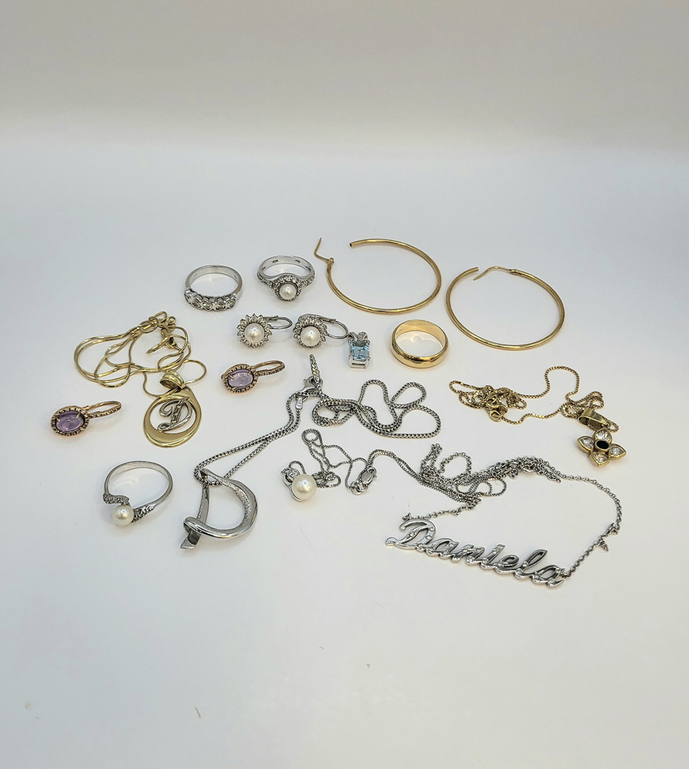 Vari oggetti oro pietre diamanti perle