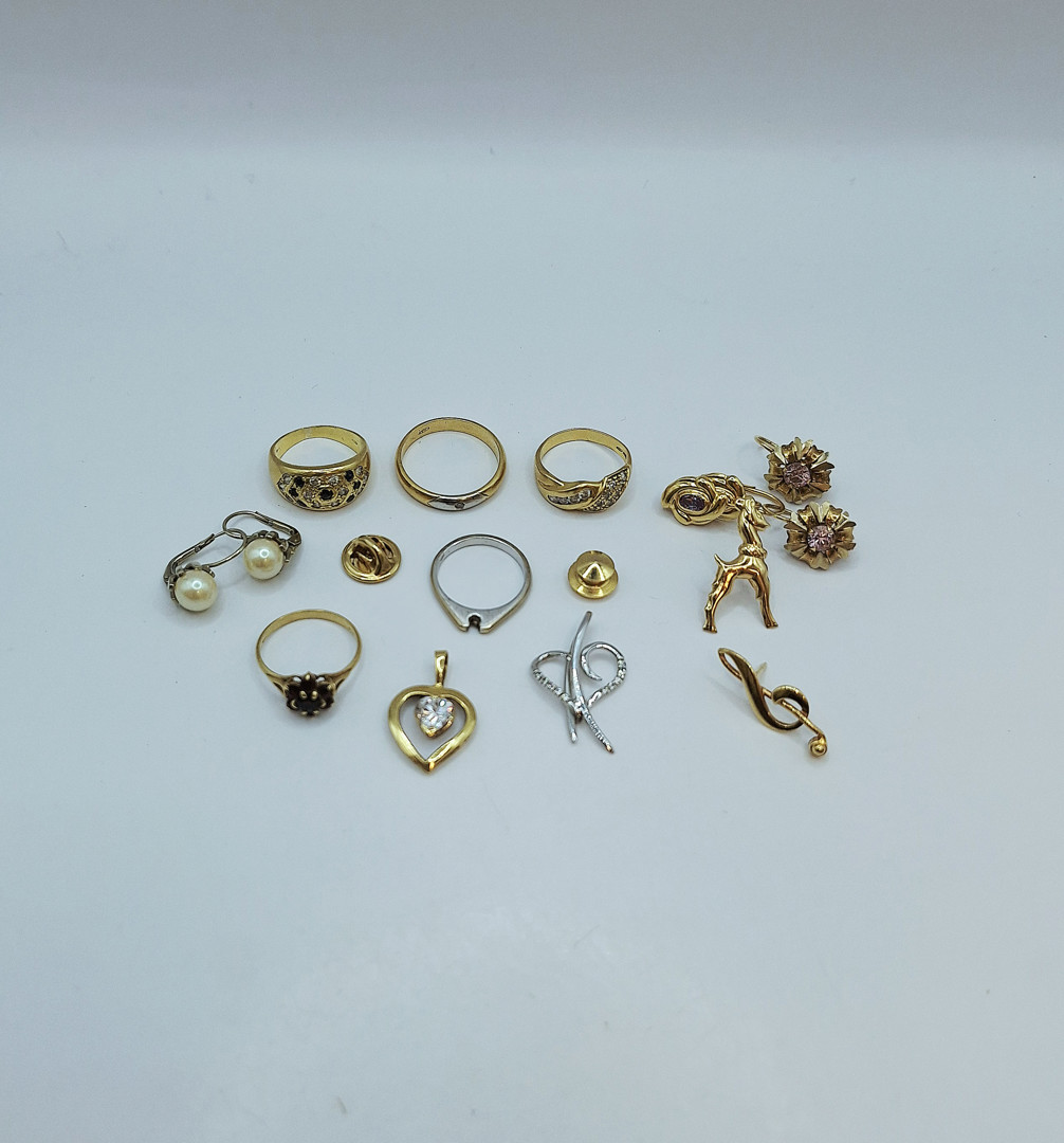 Vari oggetti oro diamantino pietre perle 