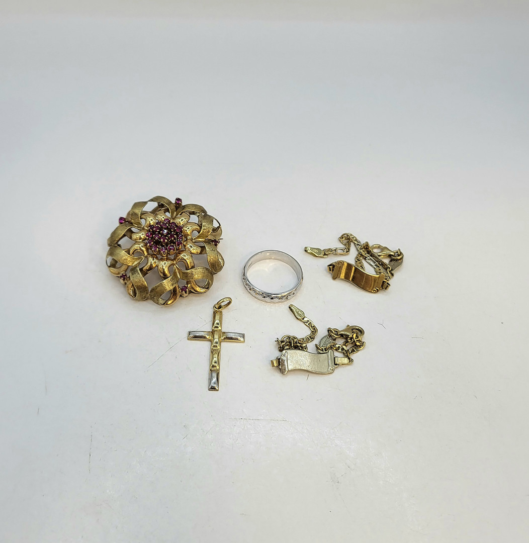 Vari oggetti oro pietre