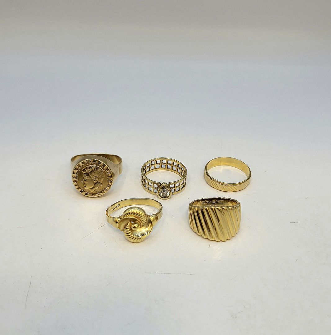 Cinque anelli oro pietra