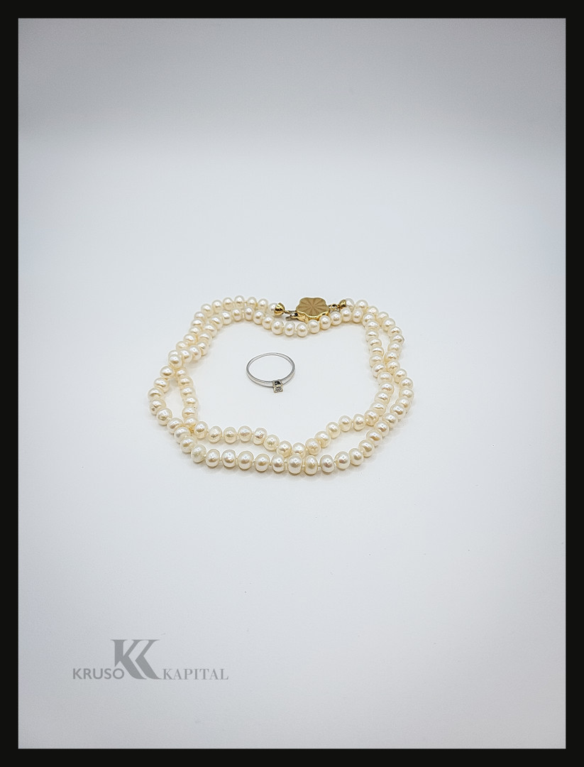 Anello oro con diamantino e collana di perle con chiusura oro