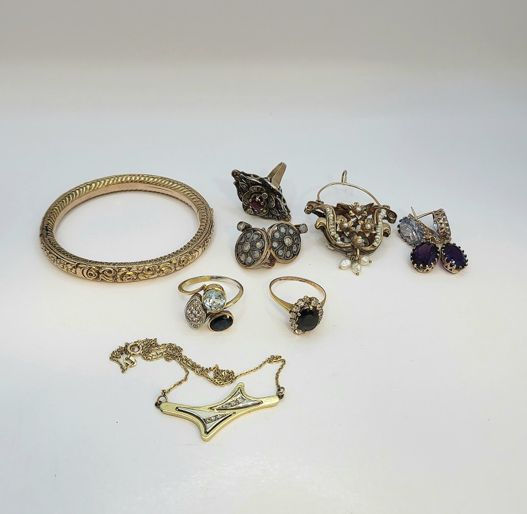 Vari oggetti oro pietre perline diamanti