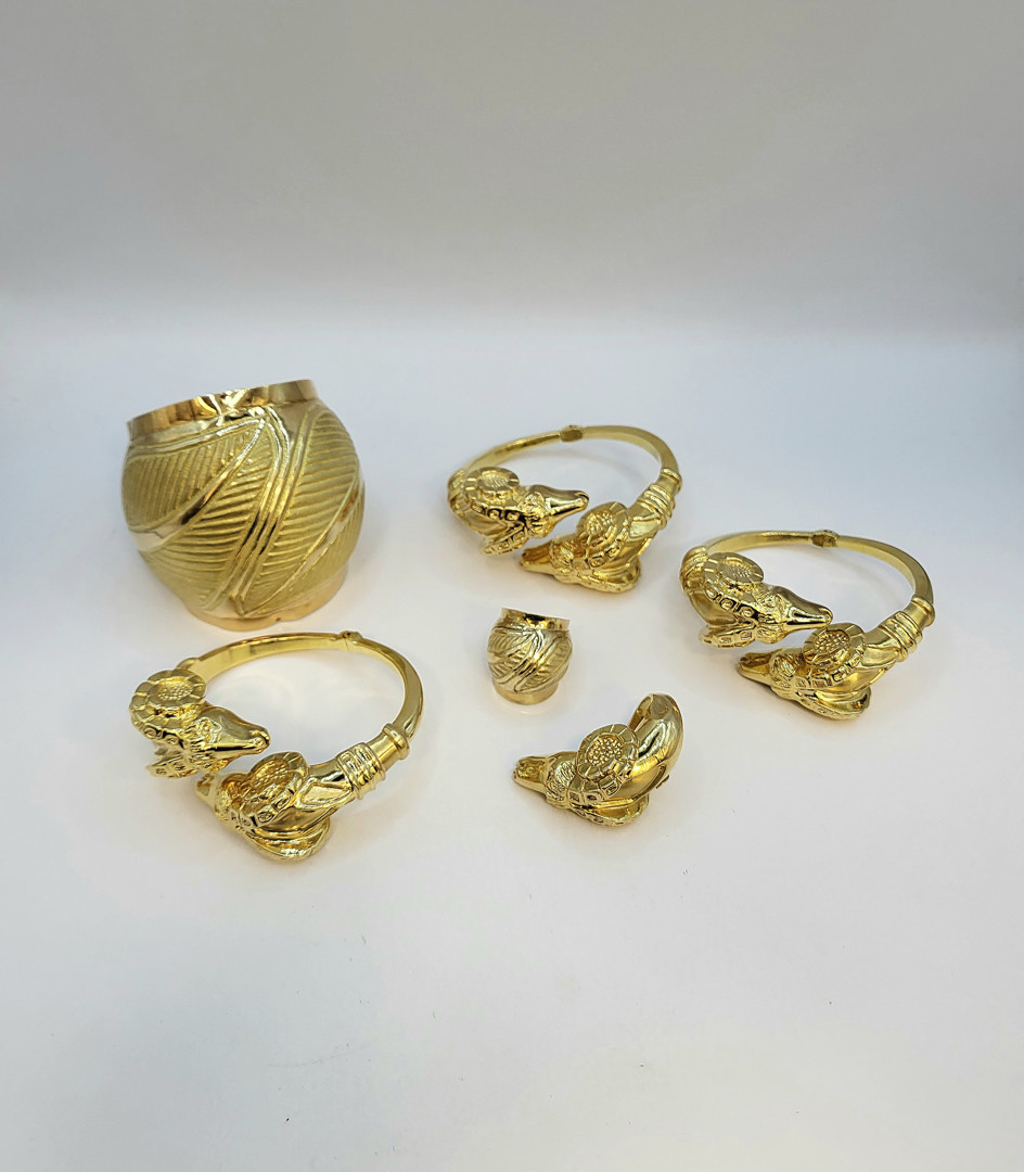 Quattro bracciali e due anelli oro 