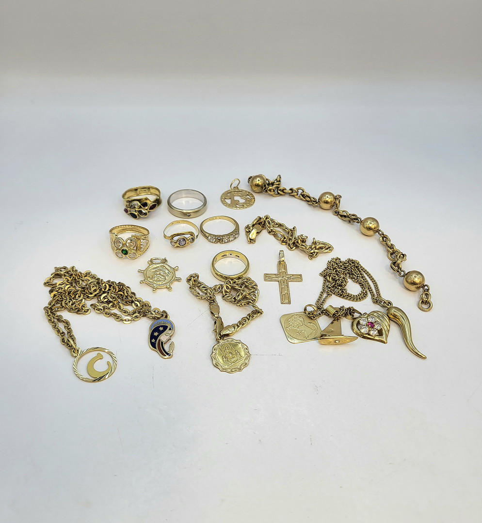 Vari oggetti oro pietre diamantino