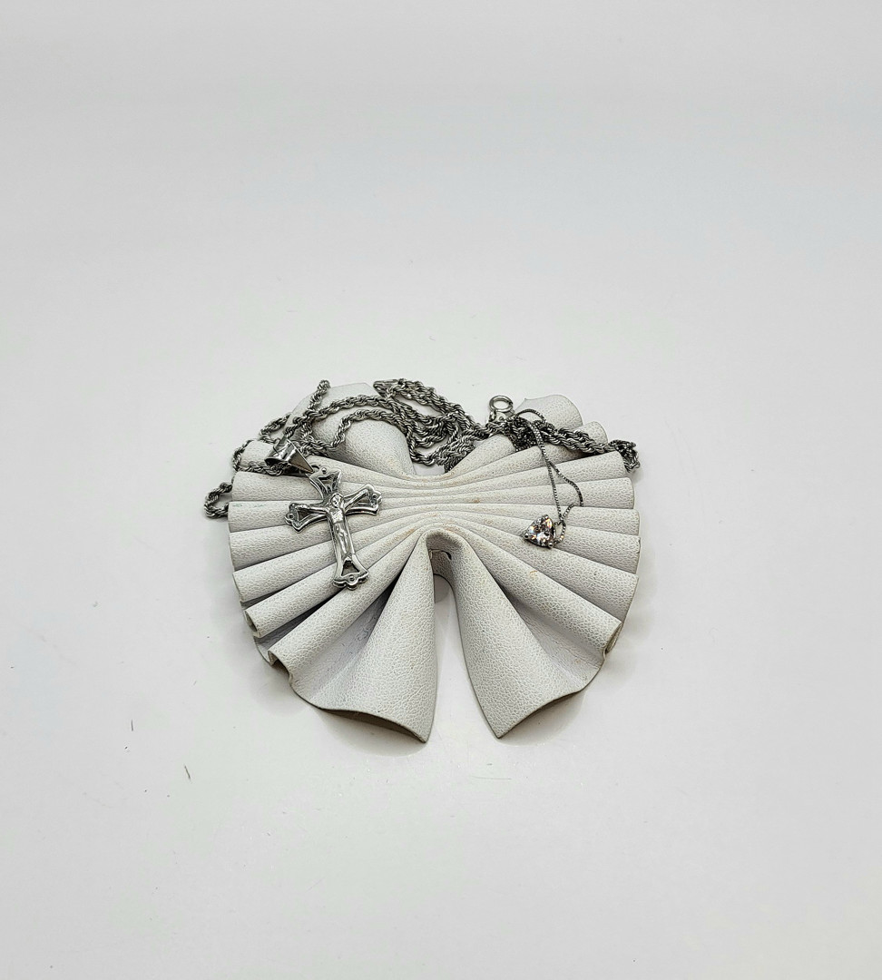 Due collane e due ciondoli oro pietra