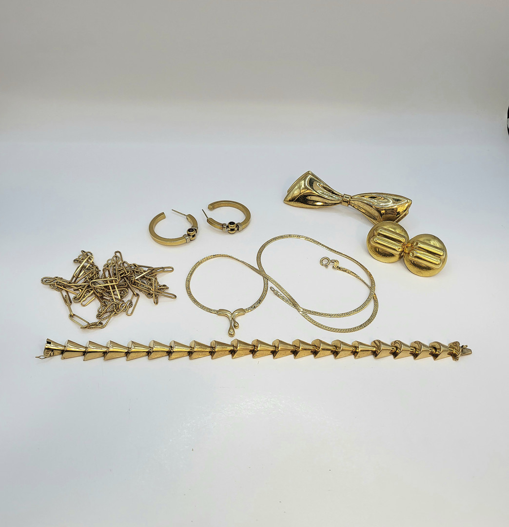 Vari oggetti in oro pietre 