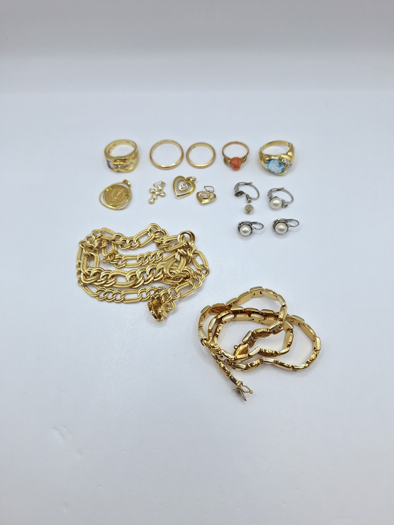 Vari oggetti in oro pietre perle 