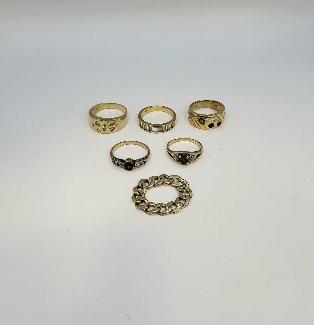 Sei anelli oro pietre diamanti