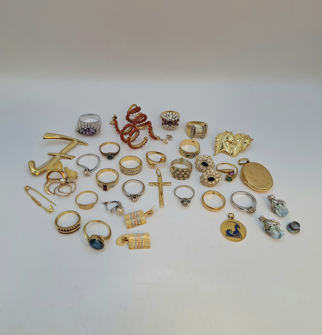 Vari oggetti in oro pietre diamantini corallo perle 