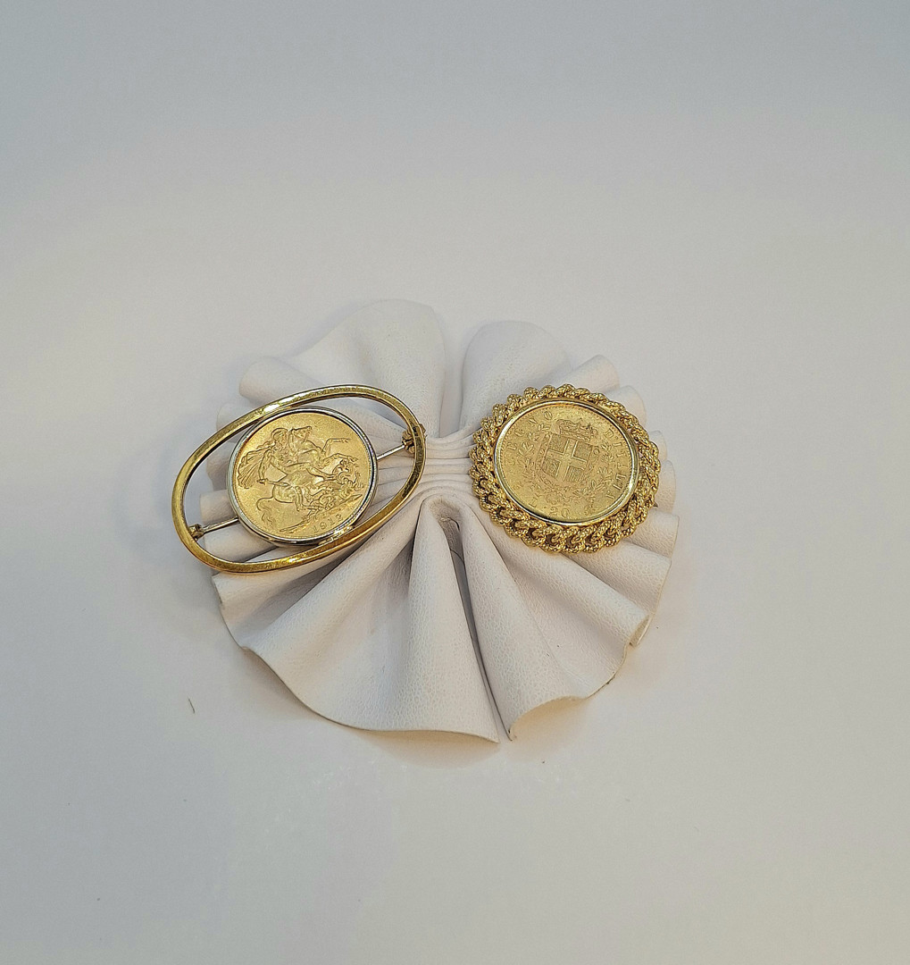 Due spille con monete oro 