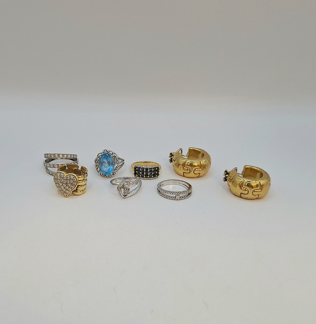 Vari oggetti oro diamanti pietre