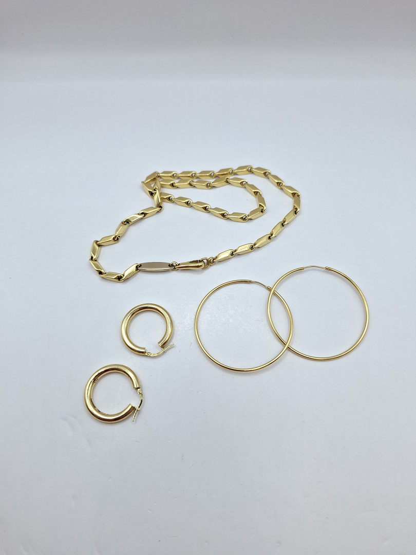 Collana e due paia di orecchini in oro 
