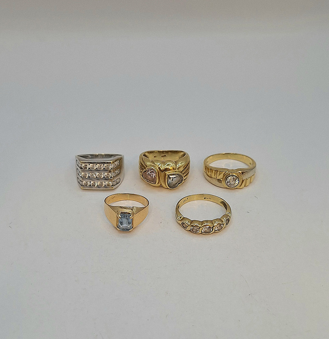 Cinque anelli oro pietre