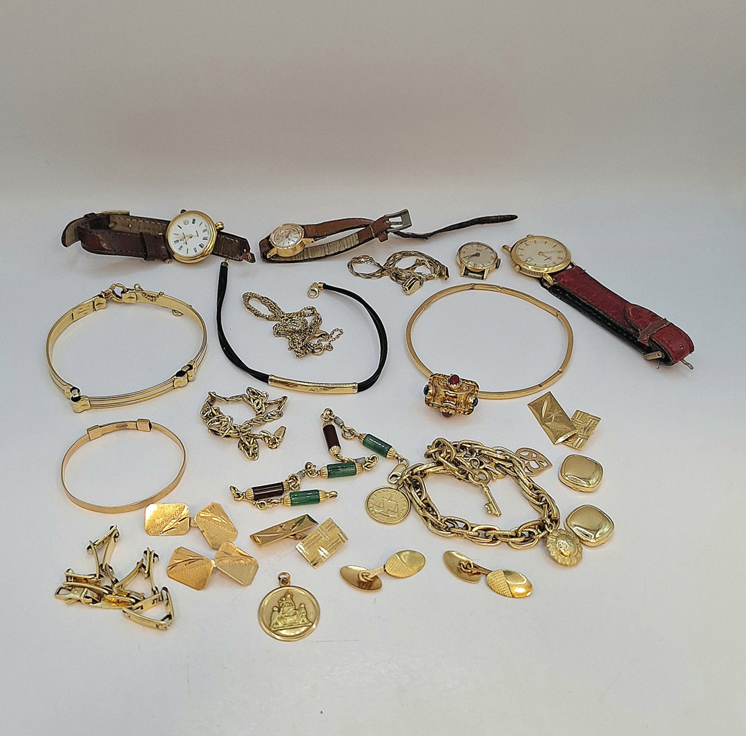 Vari oggetti oro pietre