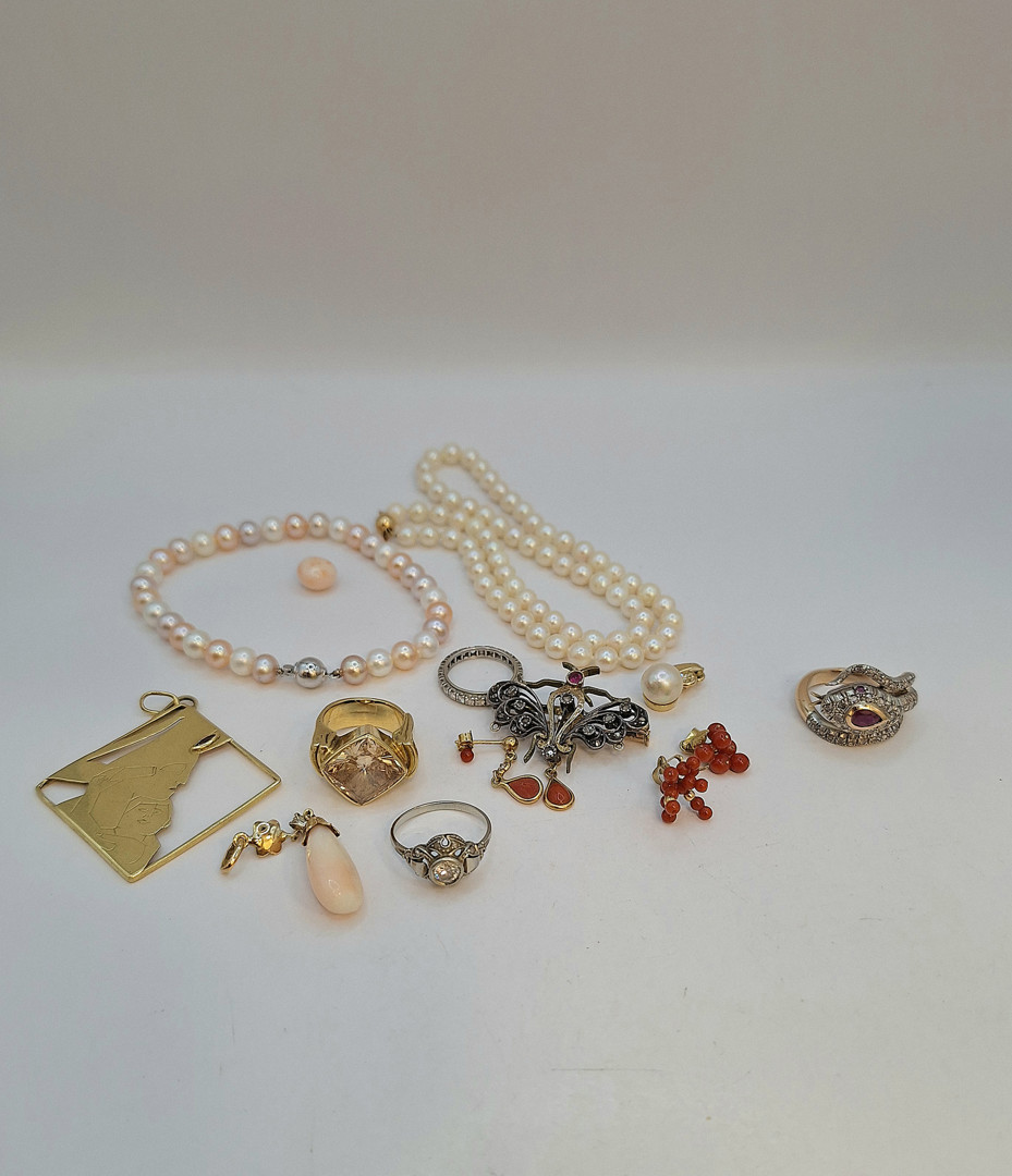 Vari oggetti in oro pietre diamanti perle argento