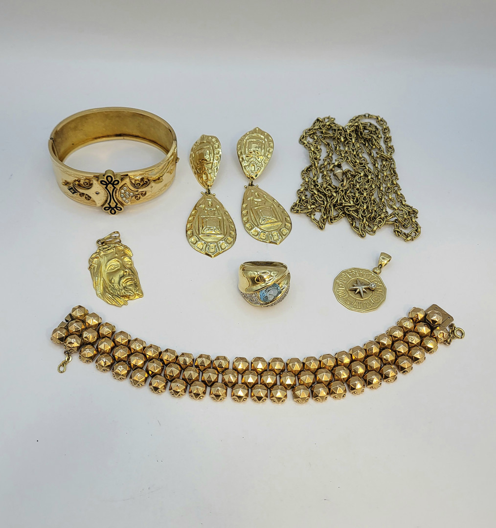 Vari oggetti in oro pietre 