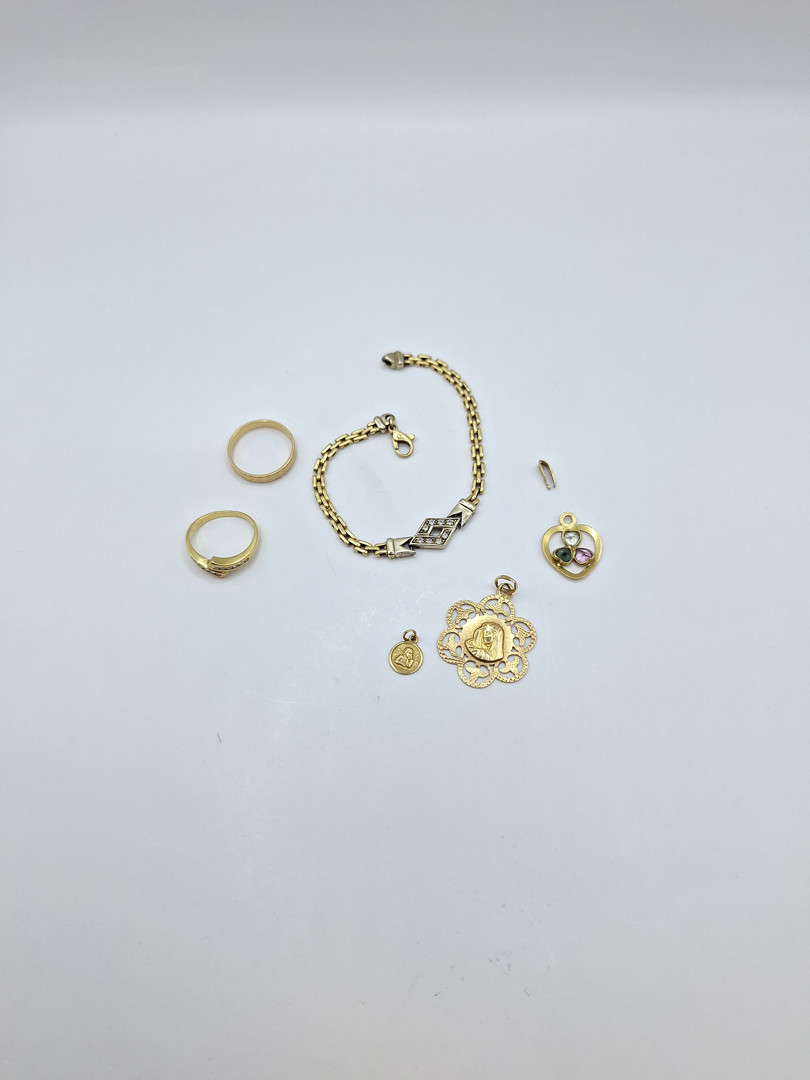 Vari oggetti oro pietre