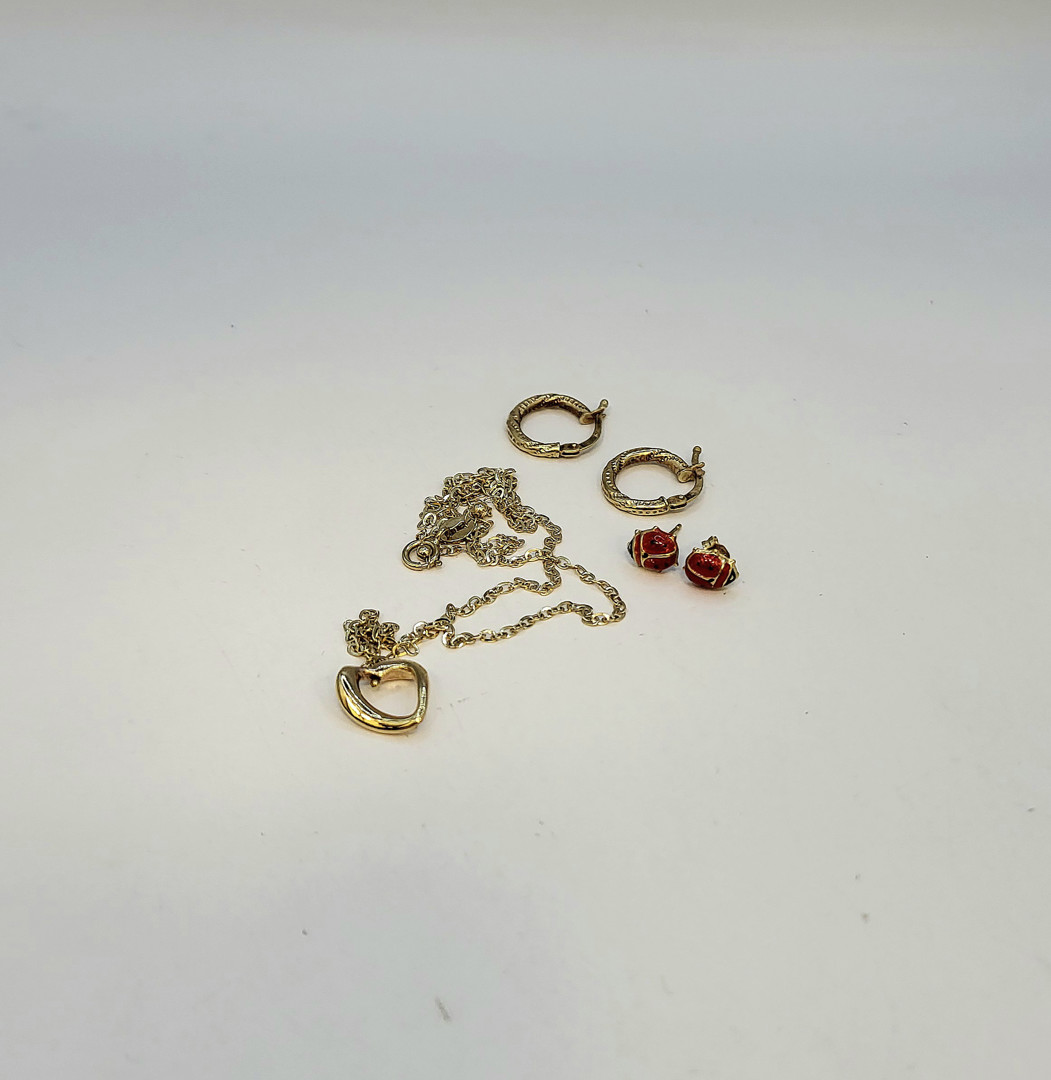 Vari oggetti oro smalto